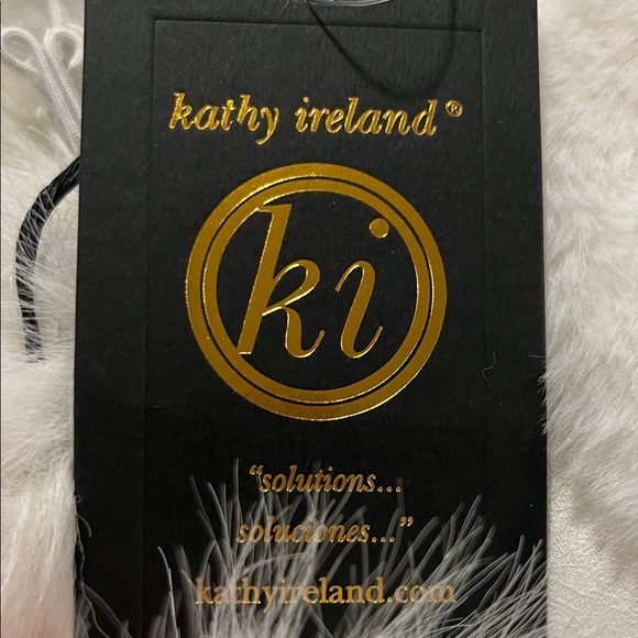 Luxurious White Faux Fur Coat - Picture 14 of 16